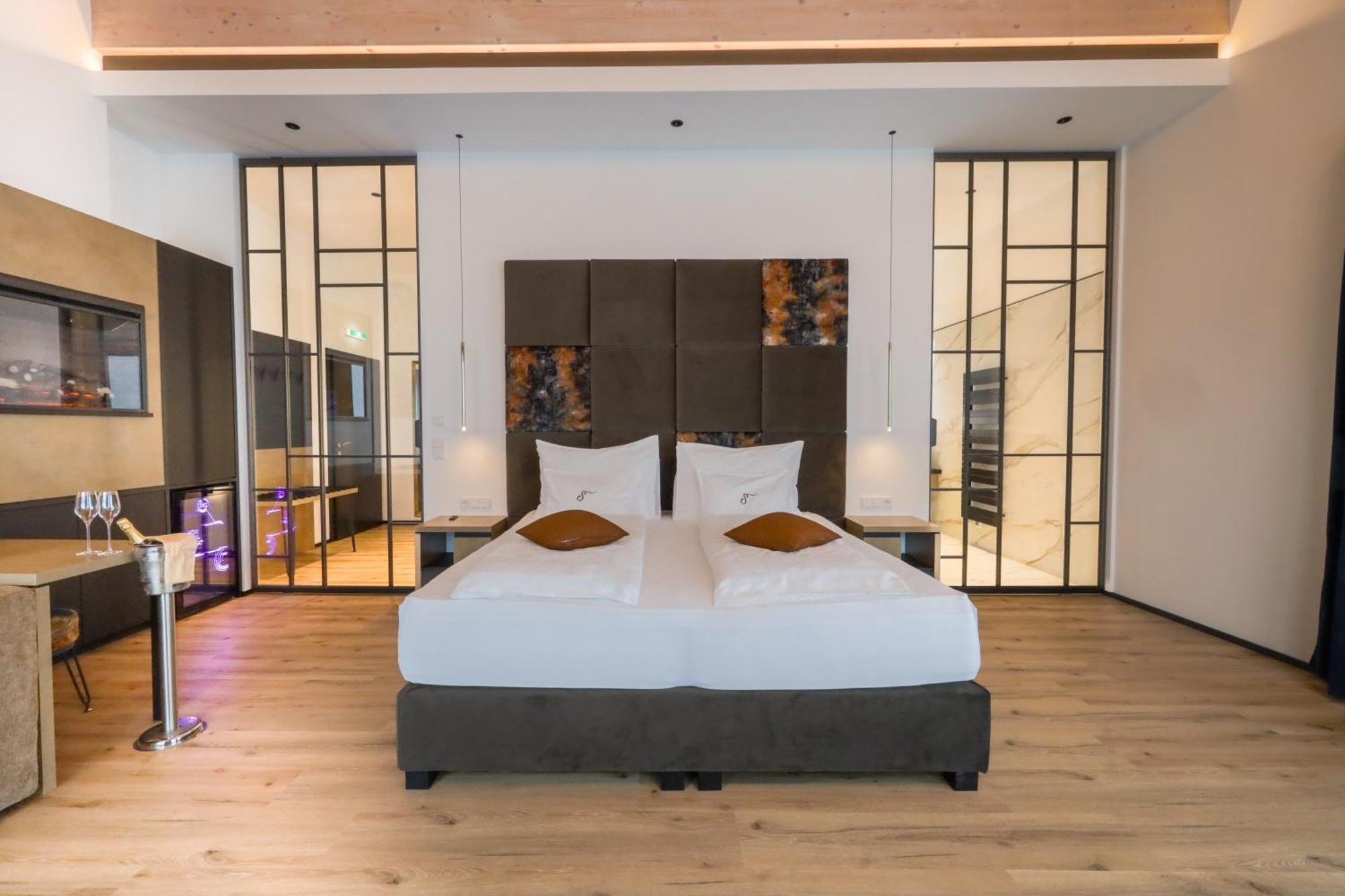 Deluxe Suite,1632271312:JPEG